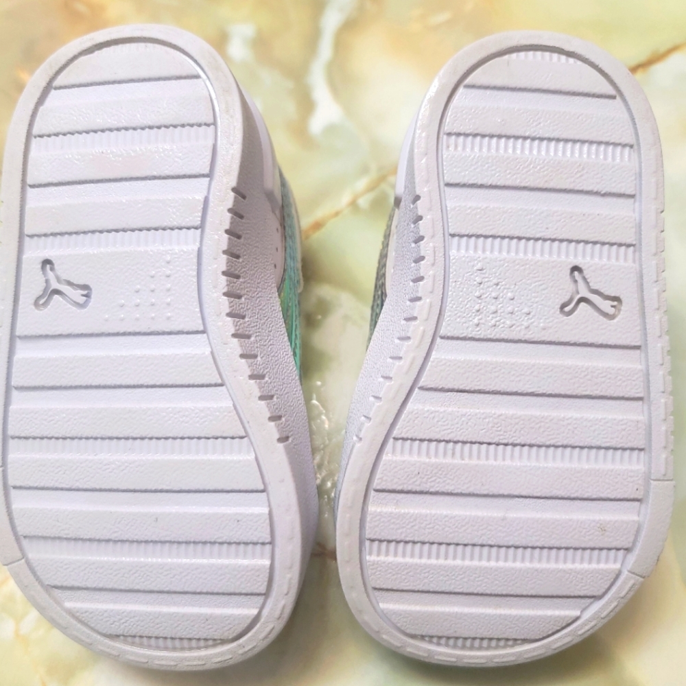 Kids Puma white iridescent shoes - Picture 2 of 11